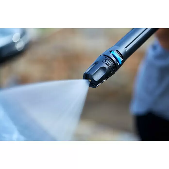 Nilfisk Click & Clean Fahrzeugdüse - Max. Druck: 150 bar - Schwarze Hochdruckreinigerdüse mit blauen Akzenten, die einen kräftigen Wasserstrahl sprüht.