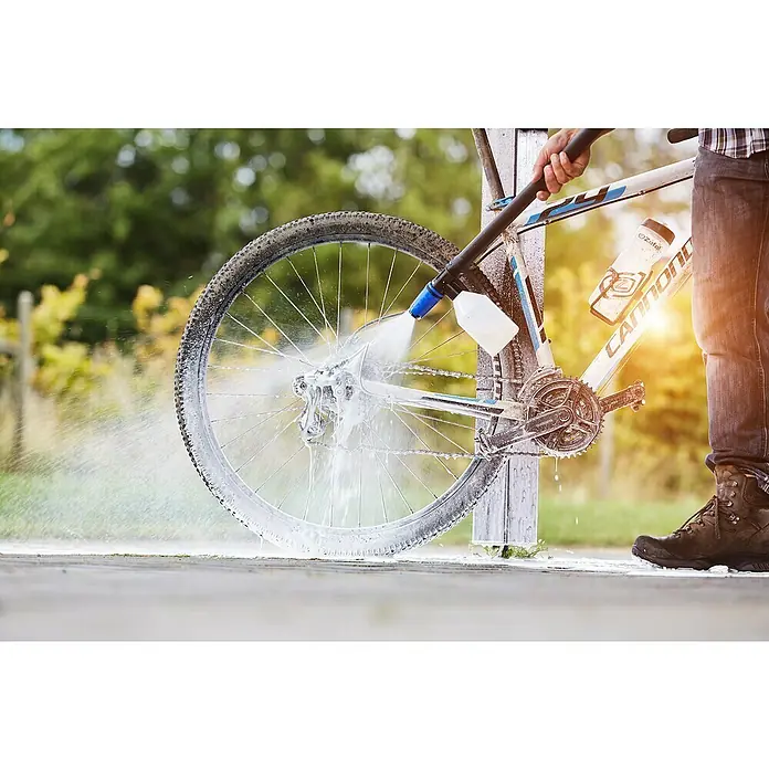 Nilfisk Click & Clean Super-Schaumsprüher - Kunststoff - Ein Mann reinigt ein Fahrrad mit einer Schaumkanone. Das Fahrrad wird mit einer dicken Schaumschicht besprüht, während der Mann es reinigt.