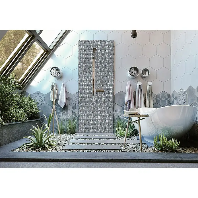 Mosaikfliese Quadrat Crystal XCM RW99 - 30 x 30 cm, Mehrfarbig, Matt - Elegantes Badezimmer-Design mit grauen Mosaikfliesen, die eine moderne Dusche umrahmen, ergänzt durch eine freistehende Badewanne und natürliche Elemente.