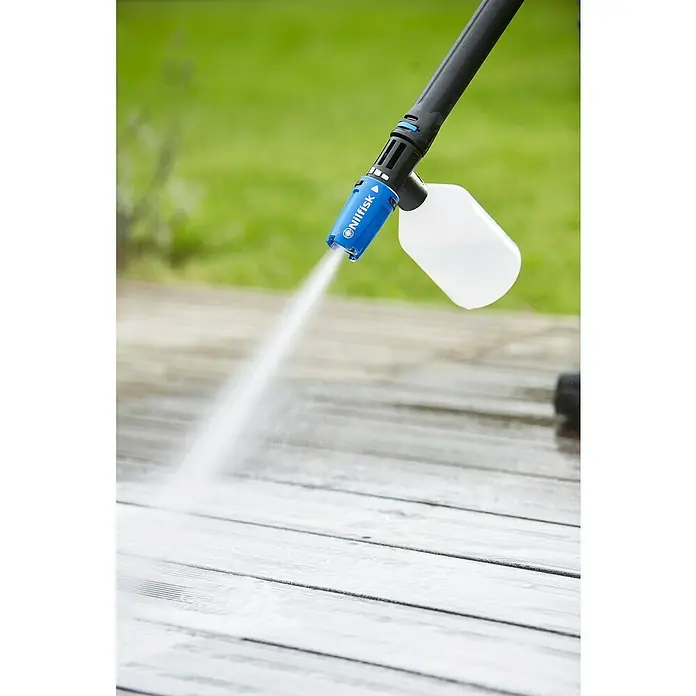Nilfisk Click & Clean Super-Schaumsprüher - Kunststoff - Der Nilfisk Hochdruckreiniger mit Schaumsprüher in Aktion, reinigt eine Holzterrasse effektiv. Ideal für die schnelle und gründliche Reinigung im Außenbereich.
