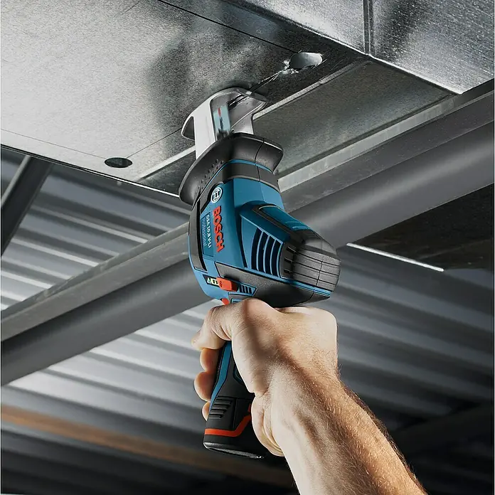 Bosch Professional Akku-Säbelsäge GSA 12V-14 - 12 V, Li-Ionen, 2 Akkus, 3 Ah - Der Bosch Akku-Reciprosäge GSA 10,8 V-LI Professional im Einsatz, schneidet präzise durch Metall. Kompaktes Design für Arbeiten an schwer zugänglichen Stellen.