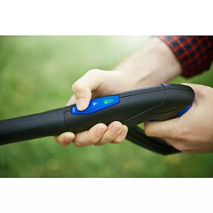 Nilfisk Pistole Power Grip - Druckverstellung - Eine Person hält eine schwarze und blaue Hochdruckreinigerpistole, drückt einen blauen Knopf mit grünen Leuchtanzeigen.