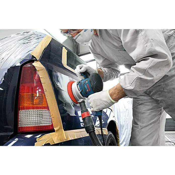 Bosch Professional Elektro-Exzenterschleifer GEX 40-150 - 400 W, Durchmesser Schleifteller: 150 mm - Ein Arbeiter verwendet einen Bosch-Exzenterschleifer, um die Karosserie eines blauen Autos zu bearbeiten. Schutzkleidung wird getragen.