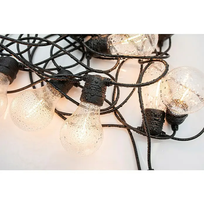 New Garden Guirnalda luminosa solar Allegra - 8,4 W, Largo: 8 m, LED, Blanco cálido, Negro, Número de bombillas: 10 ud. - Primer plano de una guirnalda de luces con cables negros y bombillas transparentes, adornadas con gotas de agua, que emiten un brillo cálido.