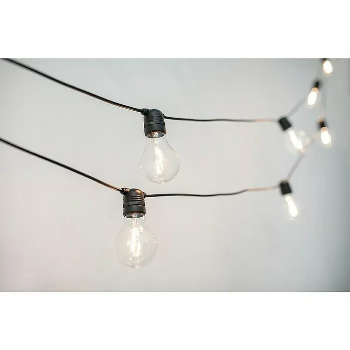New Garden Guirnalda luminosa solar Allegra - 8,4 W, Largo: 8 m, LED, Blanco cálido, Negro, Número de bombillas: 10 ud. - Primer plano de luces decorativas con bombillas en un cable, emitiendo una luz cálida y decorativa, perfectas para crear un ambiente acogedor.