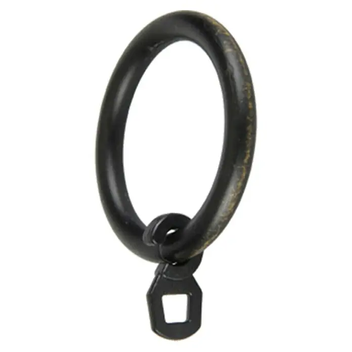 Anilla para cortinas Antique - 8 ud., Diámetro: 22 mm, Oro antiguo - Primer plano de un anillo de cortina de metal con un acabado rústico, que muestra su atractivo funcional y decorativo.