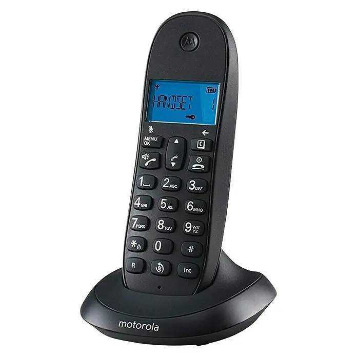 Motorola Teléfono inalámbrico C1001L - Rellamada, Negro - Un teléfono inalámbrico Motorola negro en su estación base, con pantalla azul y teclado.