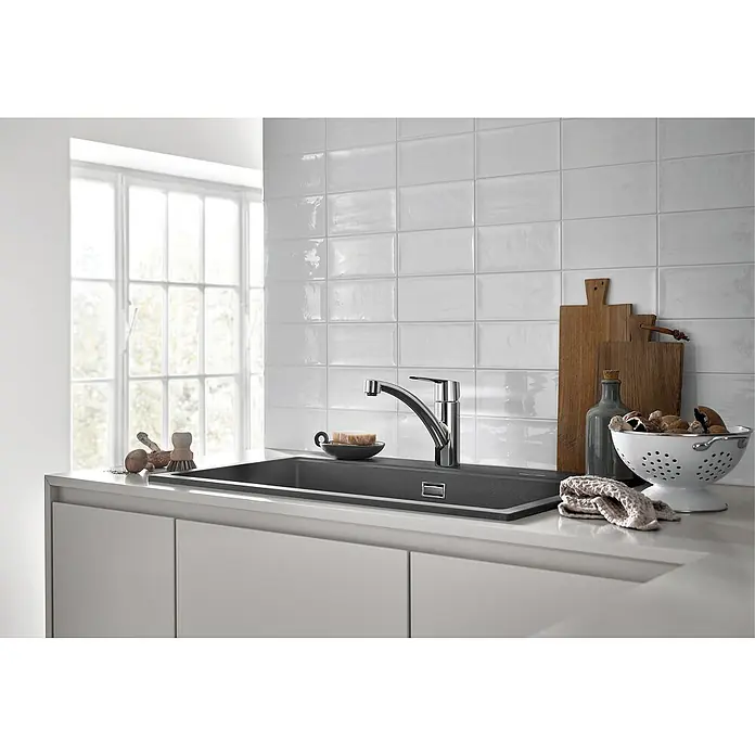 Grohe QuickFix Spültischarmatur Start - Ausladung Armatur: 227 mm, Chrom, Schwenkbereich: 140 ° - Nahaufnahme einer modernen Küchenspüle mit Armatur, umgeben von stilvollen Küchenutensilien und Accessoires.