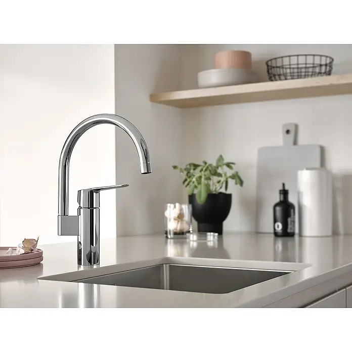 Grohe QuickFix Grifo de cocina Start 2021 - Profundidad del grifo: 183 mm, Cromo, Brillante - Elegante escena de cocina con un moderno grifo cromado como punto focal, situado sobre un fregadero de acero inoxidable.