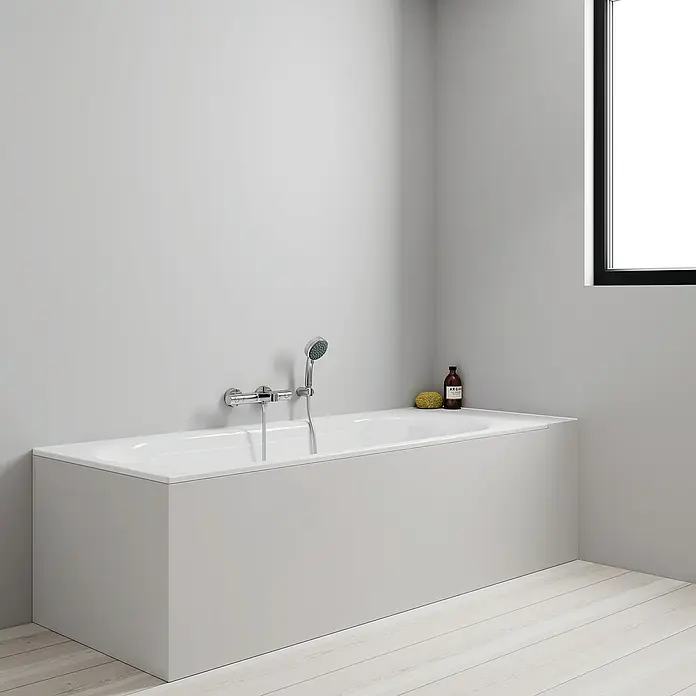 Grohe Precision Get Wannenthermostat - Chrom - Weisse Badewanne mit Duschkopf und Armatur. Das schlichte Design passt gut in moderne Badezimmer.