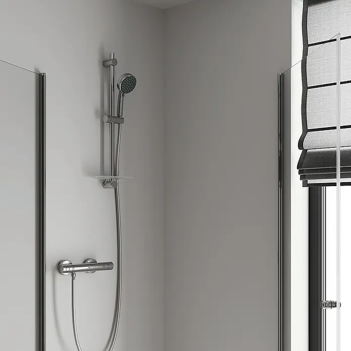 Grohe Precision Get Brausethermostat - Chrom, Glänzend - Detailaufnahme einer modernen Duscharmatur mit Brausestange und Thermostat in einem Badezimmer.