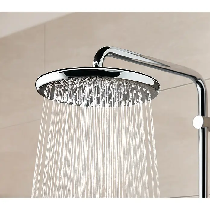 Grohe Vitalio Start Sistema de ducha 250 - Con grifo monomando, Número de tipos de chorro: 2 ud., Cromo/Negro - Primer plano de un moderno cabezal de ducha redondo cromado con agua que fluye. Perfecto para una experiencia de ducha lujosa.