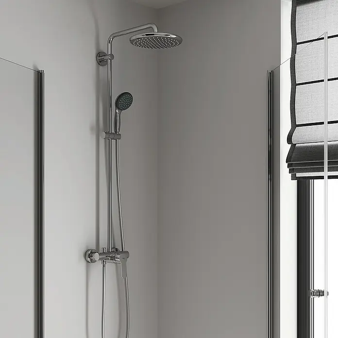 Grohe Vitalio Start Sistema de ducha 250 - Con grifo monomando, Número de tipos de chorro: 2 ud., Cromo/Negro - Aquí hay un primer plano de un juego de ducha moderno, con un cabezal fijo y un rociador de mano, en un baño elegante.