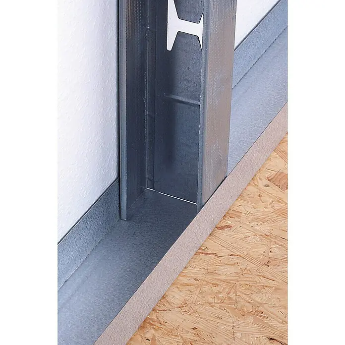 Wolfcraft Profilverbundzange - Länge: 27 cm - Detailaufnahme eines Ständerwerks aus verzinktem Stahl, das die Konstruktion und Haltbarkeit im Bauwesen hervorhebt.