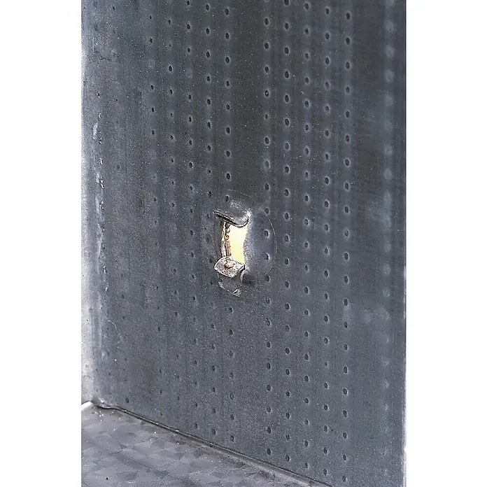 Wolfcraft Profilverbundzange - Länge: 27 cm - Beschädigte perforierte Metallplatte mit Loch und verbogenem Metallteil, zeigt Gebrauchsspuren und Abnutzung.