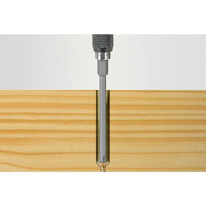 Wolfcraft Schraubendreherklinge Solid - PZ 1, Länge: 89 mm - Nahaufnahme eines Schraubendrehers, der in ein Stück Holz geschraubt wird, wodurch die Funktionalität und Präzision des Werkzeugs hervorgehoben werden.