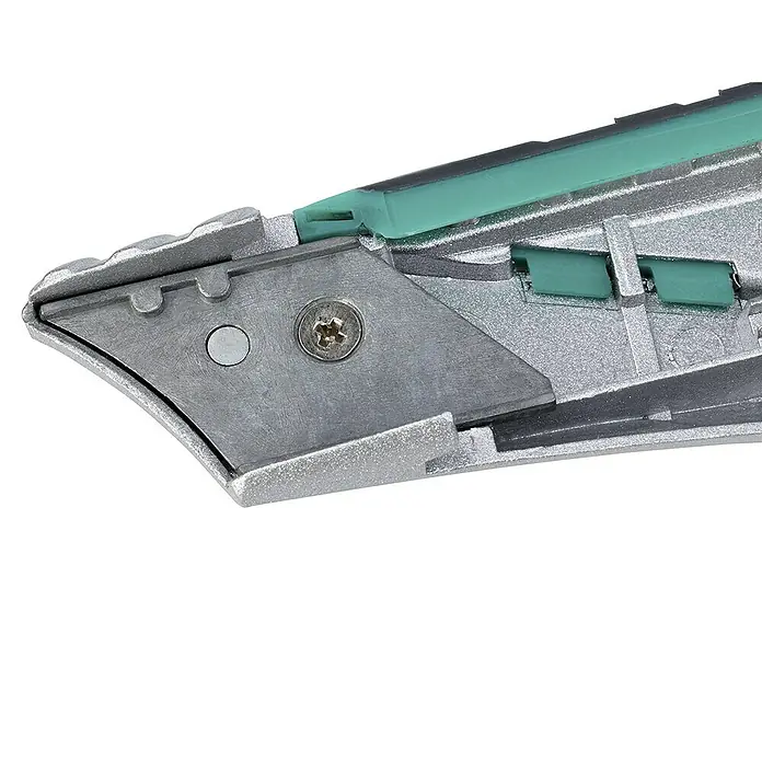 Wolfcraft Trapezmesser - Länge: 52 mm - Nahaufnahme eines robusten Metall-Kantenschneiders mit grünen Akzenten, ideal für präzise Kantenbearbeitung.