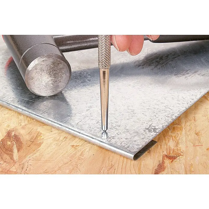 Wolfcraft Körner - L x B: 125 x 8 mm, Spitz - Ein Körner wird mit einem Hammer auf ein Stück Metallblech geschlagen, um eine Markierung zu erzeugen.