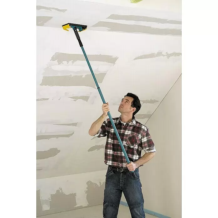 Wolfcraft Lijadora de pared y techo - Diámetro disco de lija: 225 mm - Hombre utiliza una lijadora de mango largo para alisar un techo.