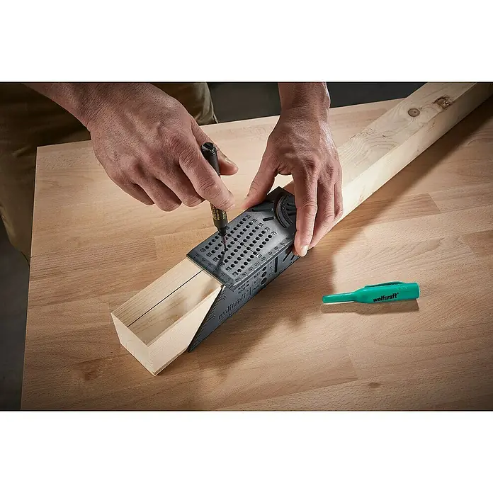 Wolfcraft Gehrungswinkel - Winkel: 0 ° - 90 °, Länge: 66 mm - Eine Person, die mit einem Wolfcraft-Winkelmesser ein Holzstück markiert, um präzise Schnitte zu erzielen. Präzisionswerkzeug für Holzbearbeitung.
