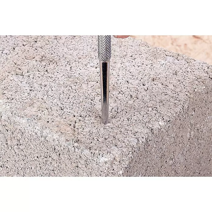 Wolfcraft Körner - L x B: 125 x 8 mm, Spitz - Metallkörner erzeugt eine Vertiefung in einem grauen Betonstein.