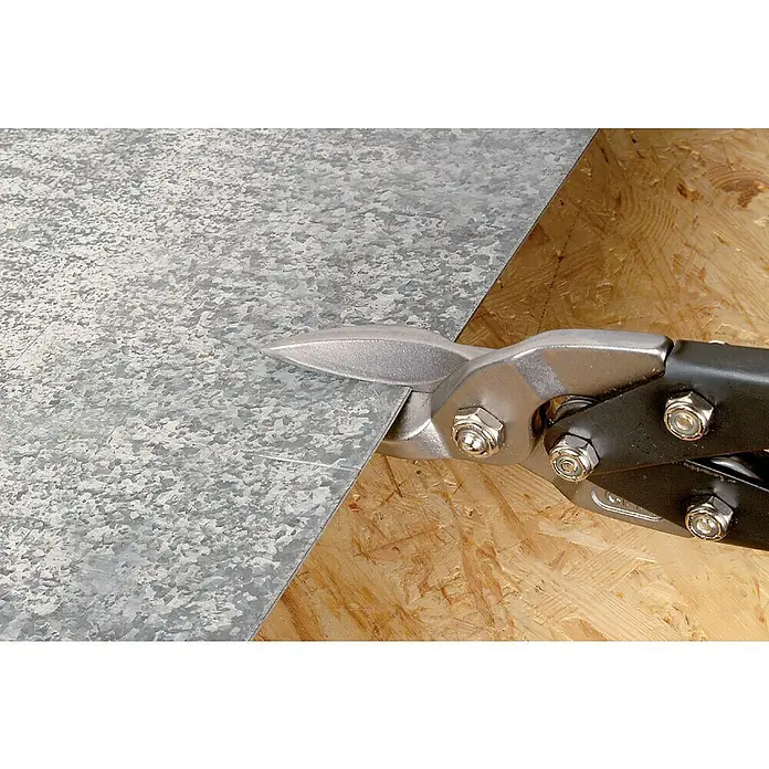 Wolfcraft Blechschere - Länge: 255 mm, Gerade - Nahaufnahme einer Blechschere, die ein Stück Metall schneidet. Das Werkzeug hat schwarze Griffe und silberne Klingen.