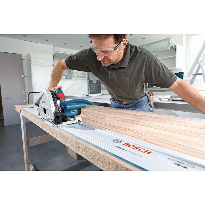 Bosch Professional Tauchsäge GKT 55 GCE1.400 W, Durchmesser Sägeblatt: 165 mm, Leerlaufdrehzahl: 3.600 U/min - 6.250 U/min Use Shot