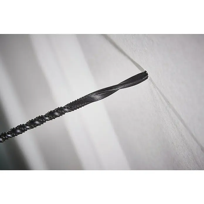 Wolfcraft Bohrsäge - Blattlänge: 175 mm - Nahaufnahme eines schwarzen, spiralförmigen Rührer, der sich in eine weiße Oberfläche erstreckt, minimalistisch und elegant.