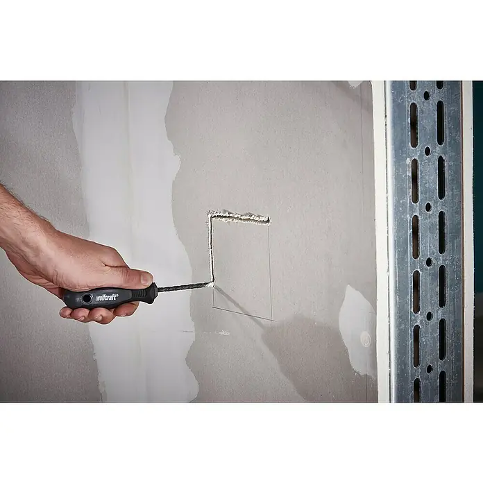 Wolfcraft Bohrsäge - Blattlänge: 175 mm - Bild von Handwerker, der mit einem Wolfcraft Werkzeug ein Loch in eine Wand schneidet.