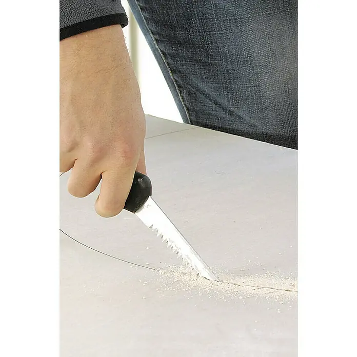Wolfcraft Serrucho de calar para placas de yeso laminado - Apto para: Placas de yeso laminado - Una persona cortando una placa de yeso con una sierra para paneles de yeso. Herramienta para cortar con precisión paneles de yeso para trabajos de acabado interior.