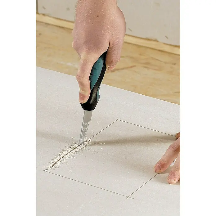 Wolfcraft Serrucho de calar para placas de yeso laminado - Apto para: Placas de yeso laminado - Cortando una abertura cuadrada en paneles de yeso con una sierra para paneles de yeso con mango verde y negro.
