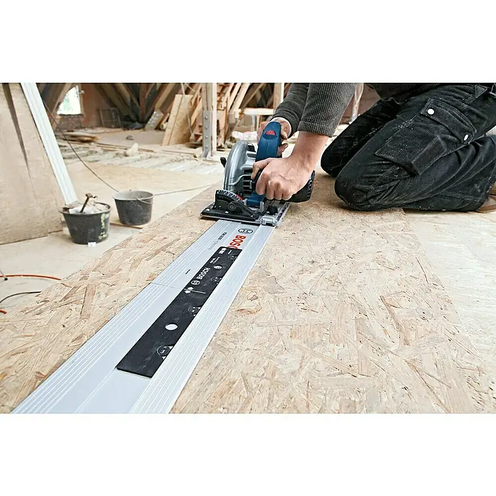 Bosch Professional Tauchsäge GKT 55 GCE - 1.400 W, Durchmesser Sägeblatt: 165 mm, Leerlaufdrehzahl: 6.250 U/min - Der Handwerker benutzt eine Bosch Tauchsäge mit Führungsschiene, um präzise Holzzuschnitte zu erstellen. Ideal für akkurate Schnitte.