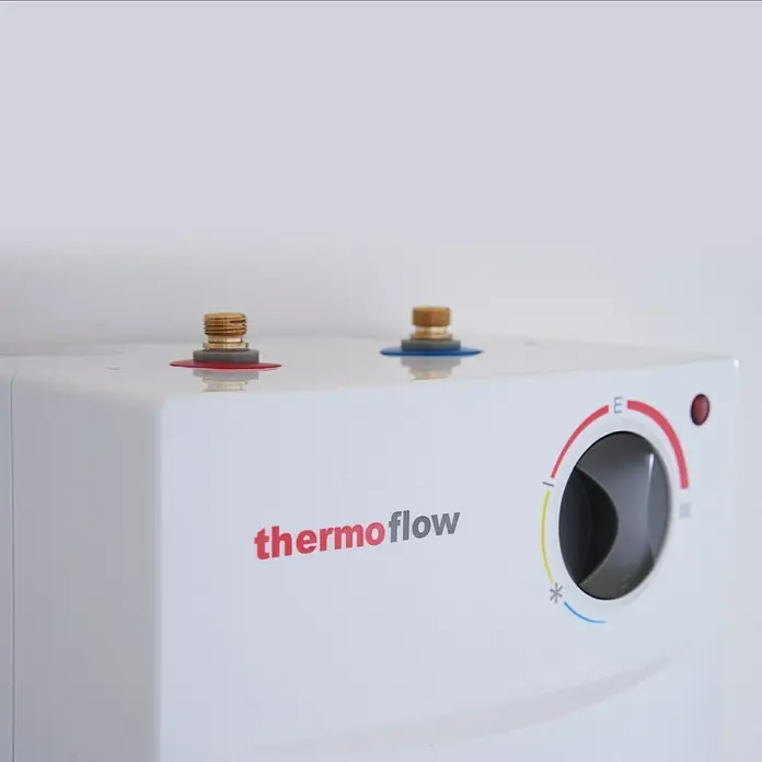 Thermoflow Warmwasserspeicher UT 5 N - 5 l, Untertischmontage - Nahaufnahme eines Thermoflow-Warmwasserbereiters mit Anschlüssen und Temperaturregler, ideal für die Warmwasserbereitung im Haushalt.