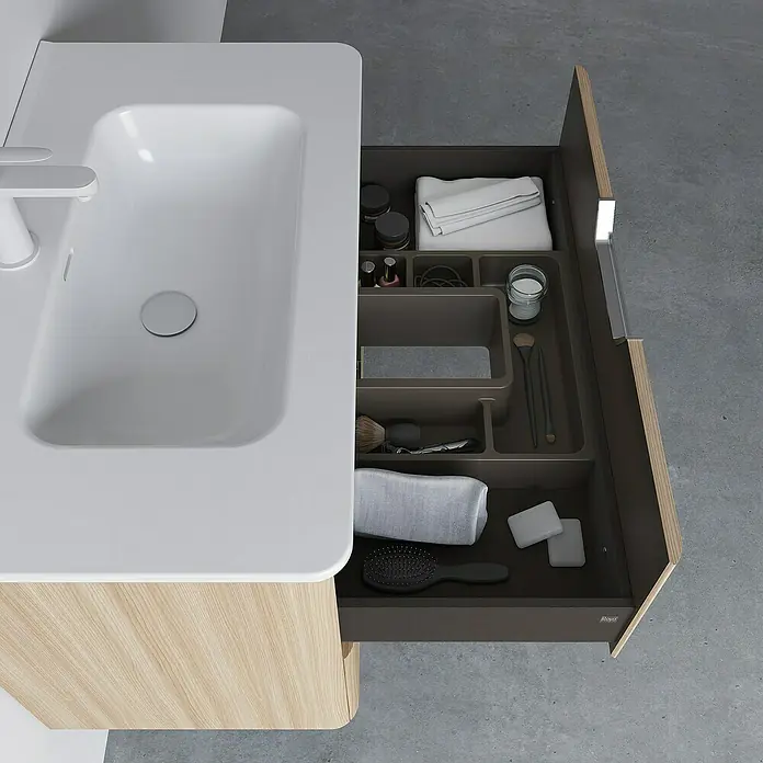 Beauty Waschtischunterschrank - 79,5 x 45 x 56,5 cm, Matt, Nordic Eiche - Badezimmerschrank mit offenem Schubfach, das Kosmetikartikel und Handtücher zeigt, kombiniert Funktionalität mit modernem Design.