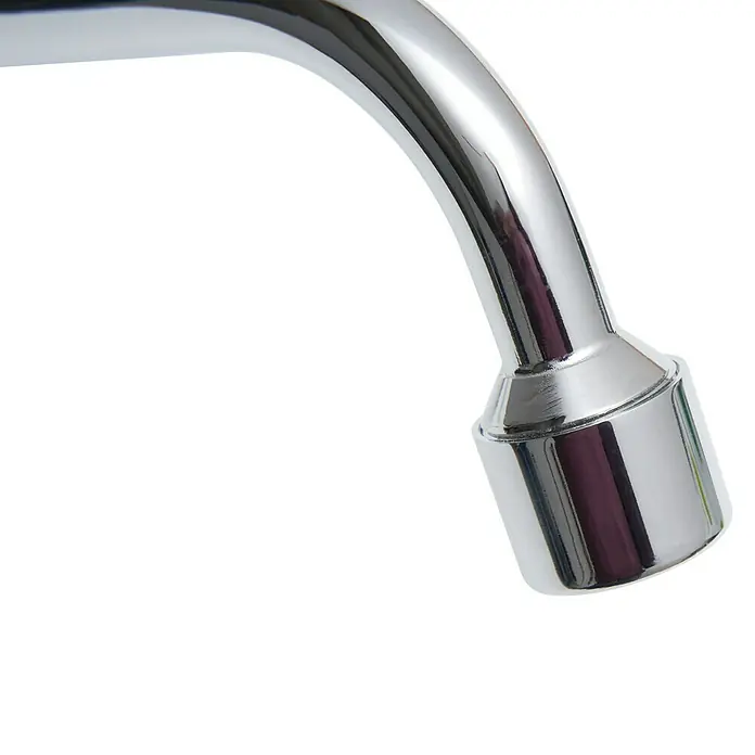 Thermoflow Spültischarmatur QMIX 10 - Chrom, Glänzend - Nahaufnahme einer glänzenden Chrom-Armatur, die ein elegantes und modernes Design für Badezimmer oder Küchenarmaturen zeigt.