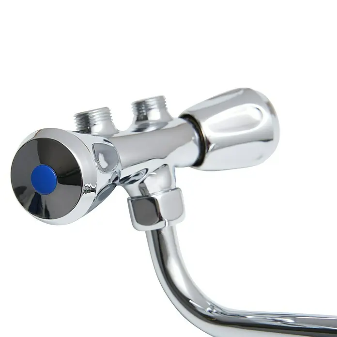 Thermoflow Spültischarmatur QMIX 10 - Chrom, Glänzend - Nahaufnahme einer glänzenden Chrom-Wandarmatur mit blauem Knopf, die sich ideal für den professionellen Einsatz eignet.