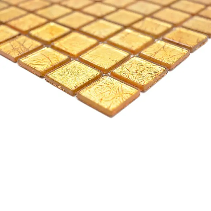 Mosaikfliese Quadrat Crystal Uni CM 4GO10 - 30 x 30 cm, Gold, Glänzend - Nahaufnahme von quadratischen, goldfarbenen Mosaikfliesen, die ein glänzendes und strukturiertes Muster für die Wandgestaltung bieten.