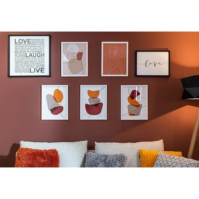 Bild - Abstrakt Frau, B x H: 30 x 40 cm, 2 -tlg. - Eine Wand mit mehreren gerahmten Kunstwerken und Sofakissen in verschiedenen Farben und Texturen.
