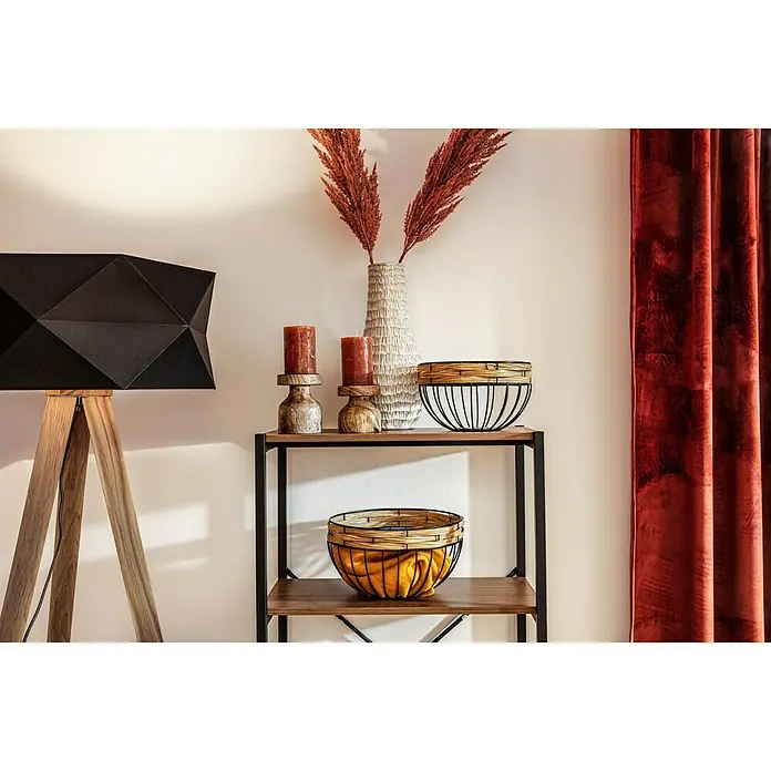 Schale Polyrattan - Ø x H: 25 x 16 cm, Schwarz - Eine stilvolle Regalkombination mit Deko-Elementen wie Vasen, Kerzen und Körben, ergänzt durch eine moderne Lampe und Vorhänge.