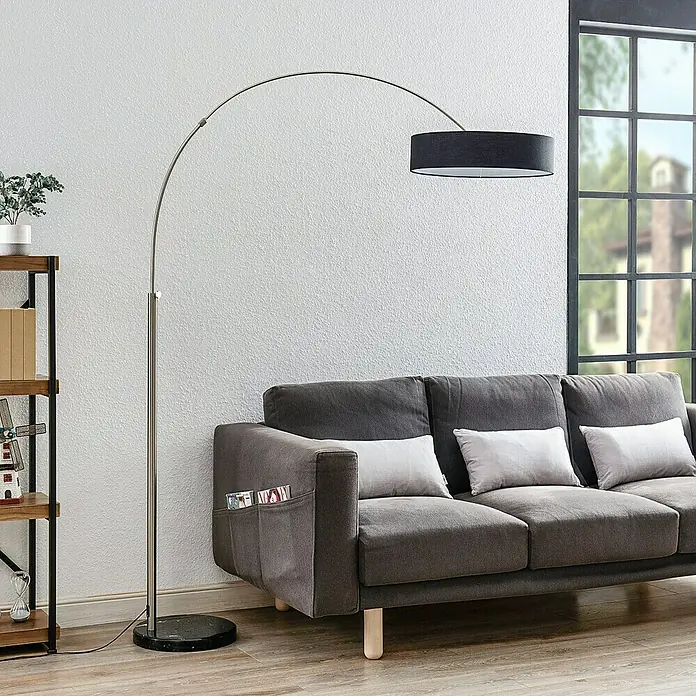 Stehleuchte - 180 W, Höhe: 204 cm, Schwarz, E27 - Elegante Stehlampe mit gebogenem Chromgestell und grauem Lampenschirm, perfekt für Wohnzimmer und Leseecken. Das Sofa bietet zusätzlichen Stauraum.