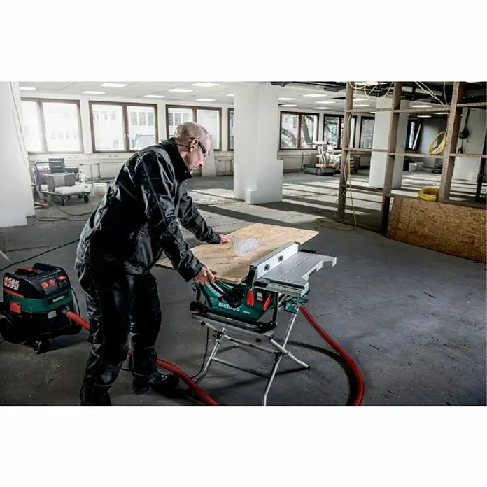 Metabo Tischkreissäge TS 254 M - 1.500 W, Durchmesser Sägeblatt: 254 mm, Schnitttiefe bei 90 °: 80 mm - Ein Mann bedient eine Metabo Tischkreissäge, die an einen Staubsauger angeschlossen ist, um Sägespäne zu entfernen.