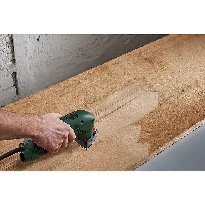 Delta-Haftschleifscheiben - Körnung: 60 - 120, 15 -tlg. - Ein grüner Bosch-Deltaschleifer wird verwendet, um ein Holzbrett glatt zu schleifen. Der Schleifer ist das Hauptobjekt im Bild.