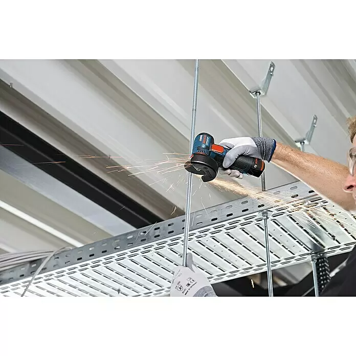 Bosch Professional Akku-Winkelschleifer GWS 12V-76 - 18 V, 2 Akkus, 2 Ah, Durchmesser Scheibe: 76 mm - Eine Person verwendet einen blau-schwarzen Bosch Akku-Winkelschleifer, um eine Gewindestange zu trennen, wobei Funken fliegen, im Kontext einer Deckenmontage.