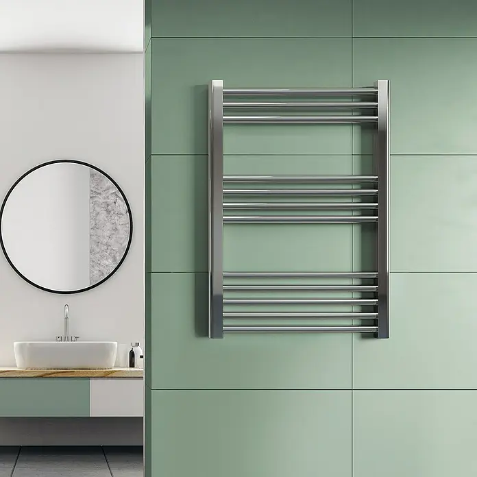 Rointe Radiador toallero Elba Aqua - An x Al: 50 x 77 cm, 299 W, Cromo - Un elegante toallero calefactado de acero inoxidable contra una pared de azulejos verde en el baño, proporciona toallas cálidas y confort.