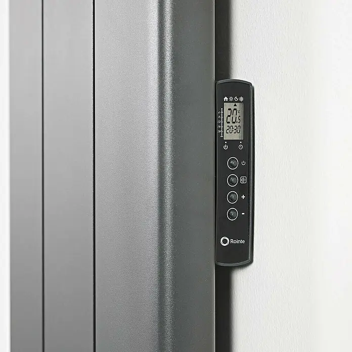 Rointe Radiador eléctrico digital Palaos - 1.500 W, Negro, 110 x 356 x 1.800 mm - Primer plano de un radiador Rointe gris con controles digitales que muestran la temperatura y la hora.