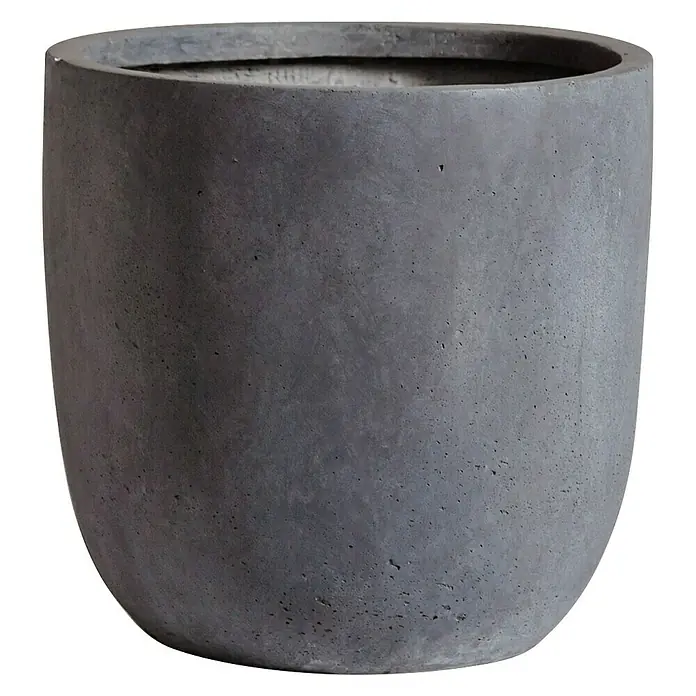 Mega Collections Manchester Pflanzkübel rund - Außenmaß (Ø x H): 25 x 25 cm, Verbundwerkstoff, Hellgrau - Ein grauer, zylindrischer Pflanztopf mit abgerundetem Boden und leicht nach innen geneigter Öffnung, perfekt für den Innen- und Außenbereich.