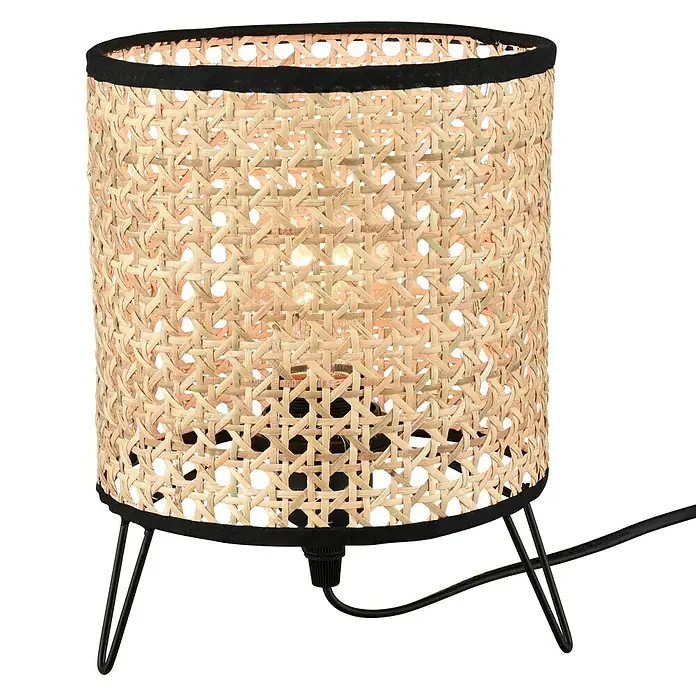Lavida Tischleuchte Wien - 40 W, Natur, Schwarz, Braun, E27 - Nachttischlampe mit einem Schirm aus hellem Rattan und einem schwarzen Metallfuß. Die Lampe strahlt warmes Licht aus.