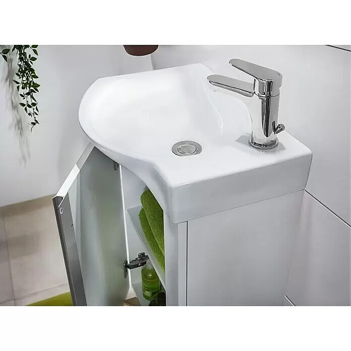 Riva Conjunto de mueble de baño Elegance - Ancho total del mueble de baño: 45,2 cm, Blanco, Brillante - Lavabo esquinero de cerámica blanca con mueble integrado y grifo cromado, abierto mostrando toallas verdes.
