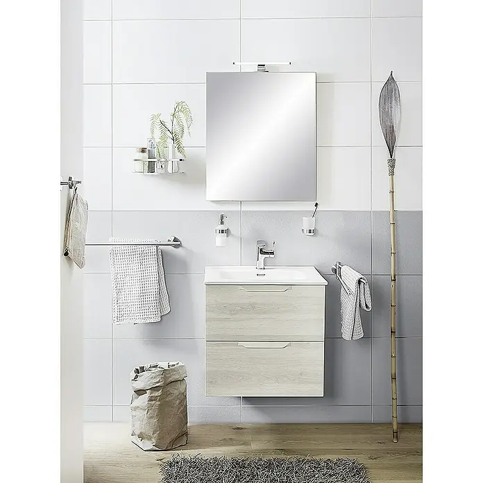 Riva Urban 2.0 LED-Lichtspiegel - 60 x 74,1 cm - Ein helles Badezimmer mit einem modernen Waschtisch mit zwei Schubladen und einem Spiegel. Handtücher und Deko-Elemente vervollständigen den Look.
