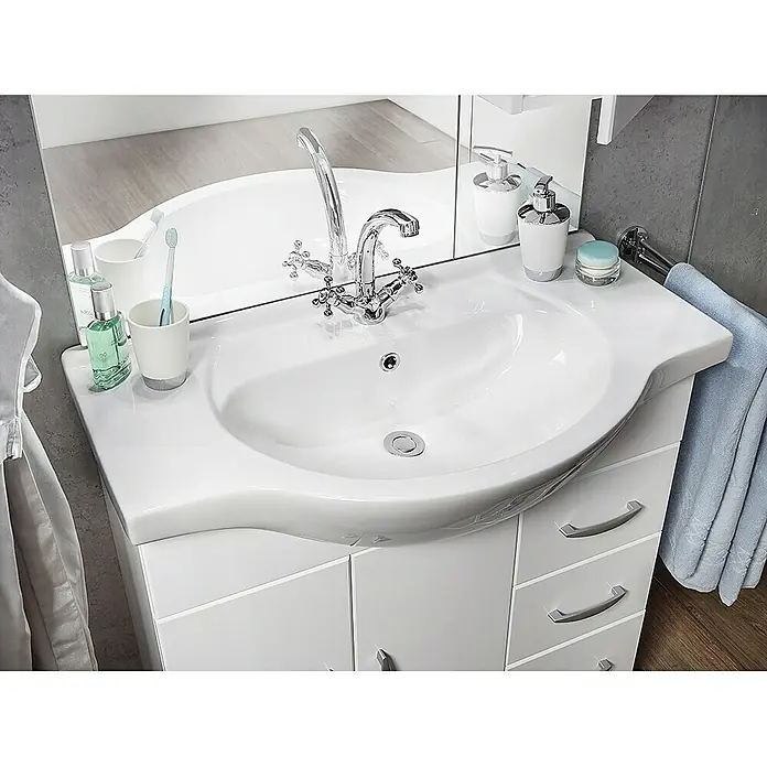 Riva Badmöbel-Set Inka - Gesamtbreite Badmöbel: 85 cm, Weiß, Glänzend - Das Bild zeigt einen weißen Waschtisch mit einem eleganten Waschbecken und Armaturen, sowie diversen Badutensilien.